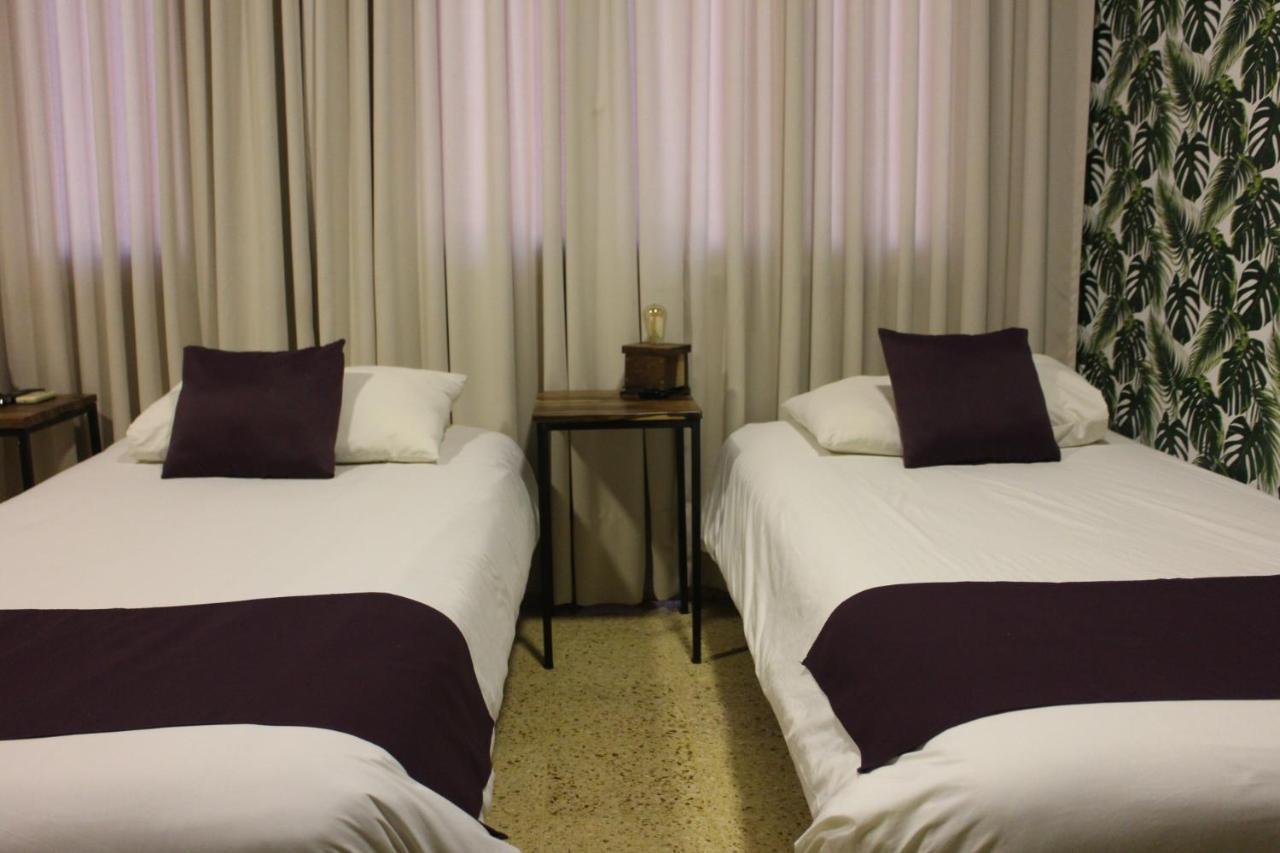 City Hotel Posadas Bagian luar foto